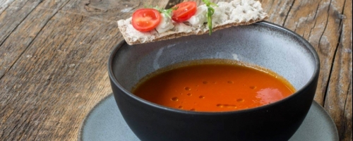 GASPACHO OF TOMATO WITH RICOTTA CHEESE AND CRACKERS