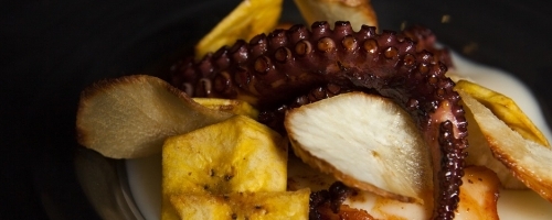 Pulpo asado con crema de patatas y chis de plátano y yuca