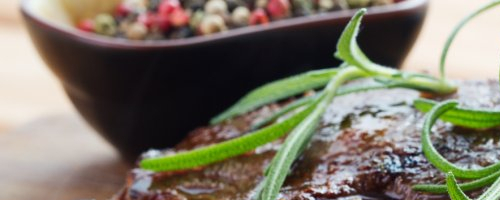 Bistec de solomillo a la parrilla con salsa chimichurri