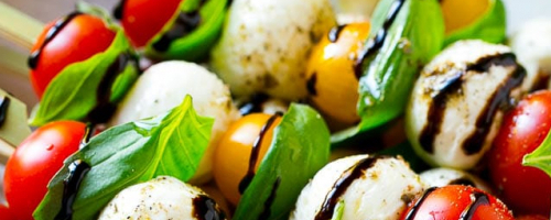 Brochettes de tomates et mozzarella au pesto