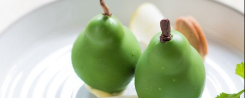 POIRE EN TROMPE L’OEIL, SAUCE CHOCOLAT ET FINANCIER PISTACHE