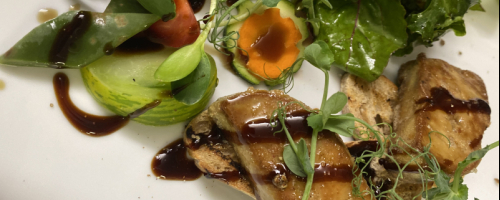 Foie gras poêlé sur un pain aux fruits, mesclun et crudités